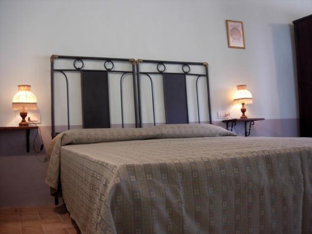 Agriturismo Gubbio camere eleganti, piscina, trekking, verde.
