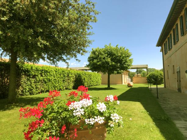 Casale con appartamenti vacanze a Spello 