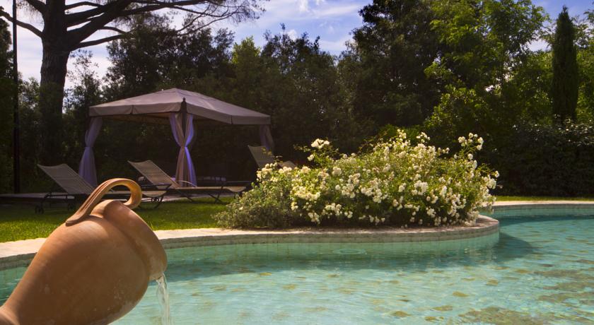Piscina esterna con idromassaggio
