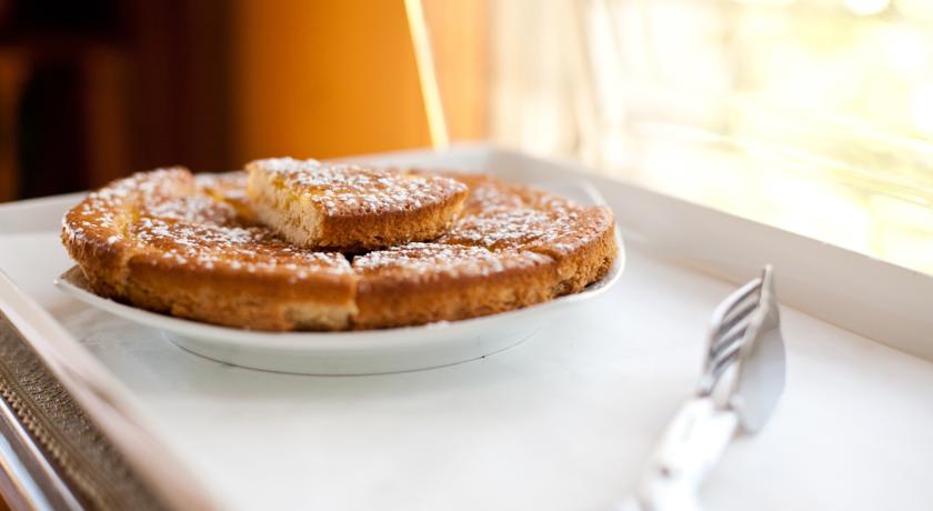 Colazione con prodotti tipici locali 