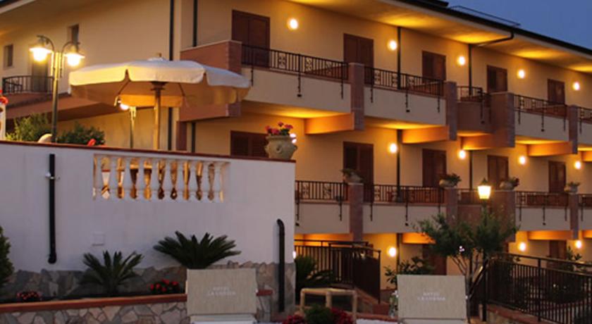Entrata dell'Hotel Tortora in provincia di Cosenza
