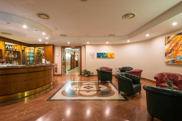 Hotel 4 stelle con piscina, ristorante, sala congressi