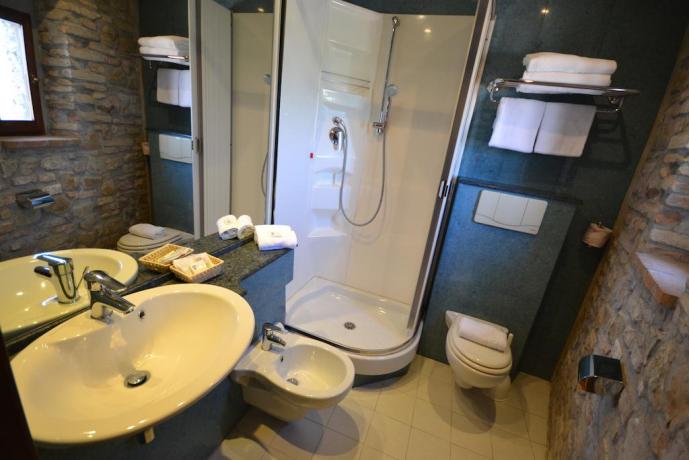 Bagno privato con doccia e asciugamani hotel3stelle Assisi 