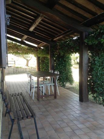 Portico in legno casale a Collelungo, vicino Todi