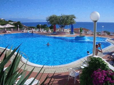 Piscina con solarium sul mare di Calabria