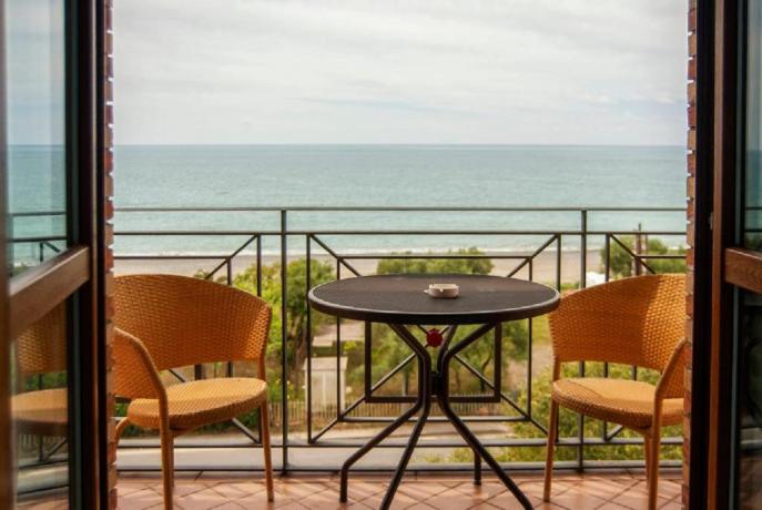 Camere-Hotel-4stelle-balconcino-panoramico-fronte-mare-Villammare-Cilento 