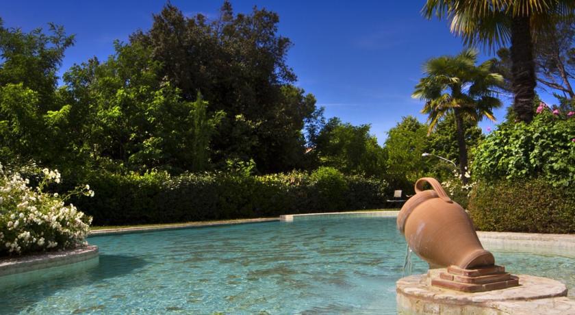 Relax in Piscina con idromassaggio