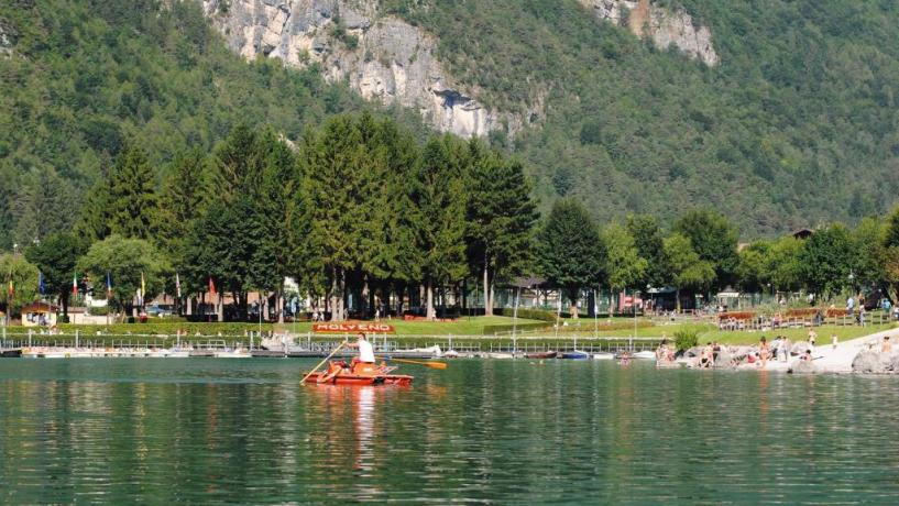 Hotel a Molveno con laghetto