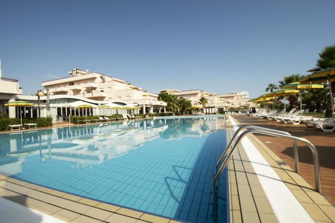 Grande Piscina in Hotel a Grottammare  