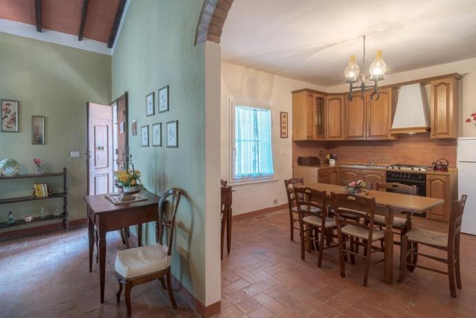 Villa per gruppi Umbria cucina completa appartamento-larosa-canina 