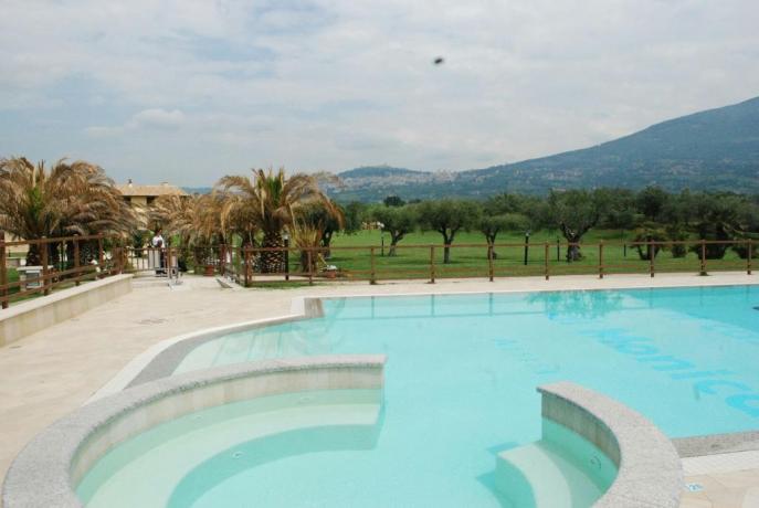 in Assisi Agriturismo Ideale per la famiglia con Campo Calcetto e Pallavolo, Piscina Idromassaggio  Ristorante di Qualità