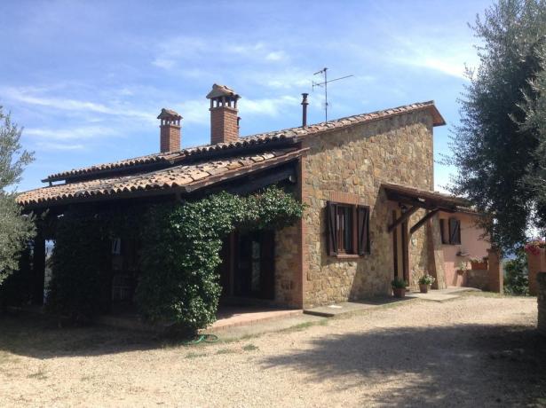 Esterno casale con giardino a Collelungo, vicino Todi
