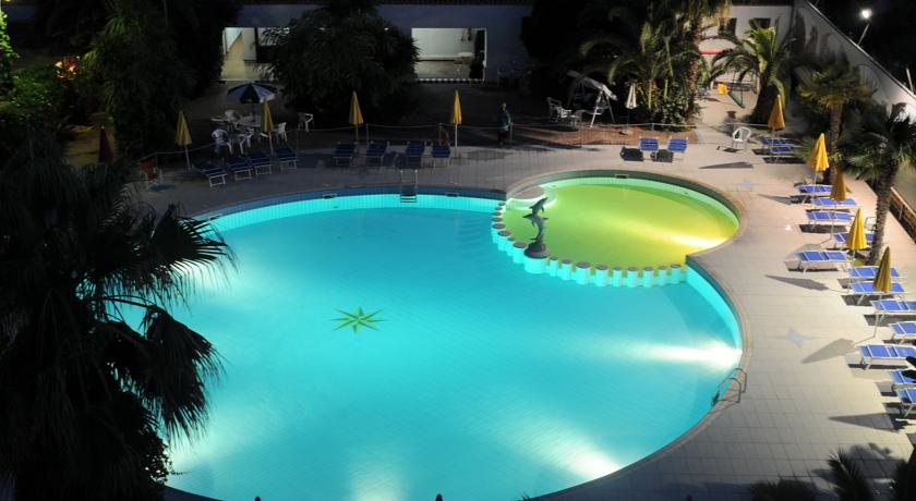 baia domizia hotel 4 stelle Piscina esterna attrezzata