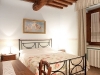 Camera con soffitto in legno