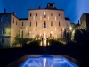 Piscina esterna attrezzata con lettini relax