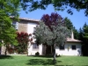 Giardino fiorito in casale con appartamenti