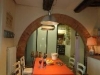 Soggiorno con arco e tavolo da pranzo in Casale a 