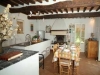 cucina ben arredata ed attrezzata