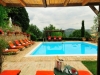 piscina solarium con lettini