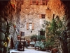 Ristorante con tavoli all'aperto interno castello