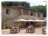 ristorante con tavoli all'aperto