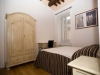Camera con travi in legno