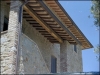 Casale agrituristico con tetto in legno e pietre 