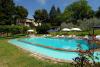 piscina con sdraio e ombrelloni per gli ospiti