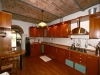 Pavimento in cotto, arredamento in legno