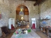 Soggiorno con arco in pietra e soffitto in legno