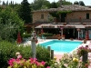 Giardino esterno con piscina