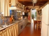 ampia cucina attrezzata