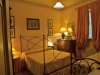 Camera con letto in ferro battuto