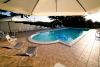 Agriturismo attrezzato, ampio spazio verde con Piscina