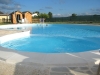 Ampia piscina con angolo idromassaggio