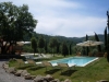 Piscina con solarium sdraio attrezzate