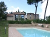 Vista piscina ampia attrezzata, in villa di presti