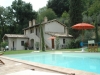 grande piscina nel verde