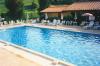 Piscina attrezzata con sdraio e ombrelloni