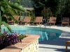 Piscina con sdraio