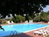Grande piscina esterna immersa nel verde