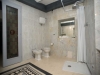 Bagno con doccia in complesso turistico a Valtopin