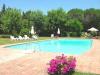 piscina esterna con sdraio e ombrelloni