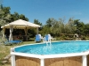 Piscina con sdraio e ombrelloni