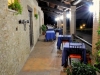 Tavoli del ristorante sotto il portico
