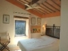 Letto in ferro battuto e travi a vista