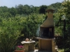 Camino esterno con barbecue in giardino