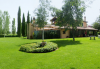 Piscina panoramica in giardino