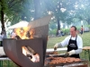 Barbecue con bistecche, salsicce e buon vino