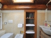 Bagno con mobili in legno di rovere